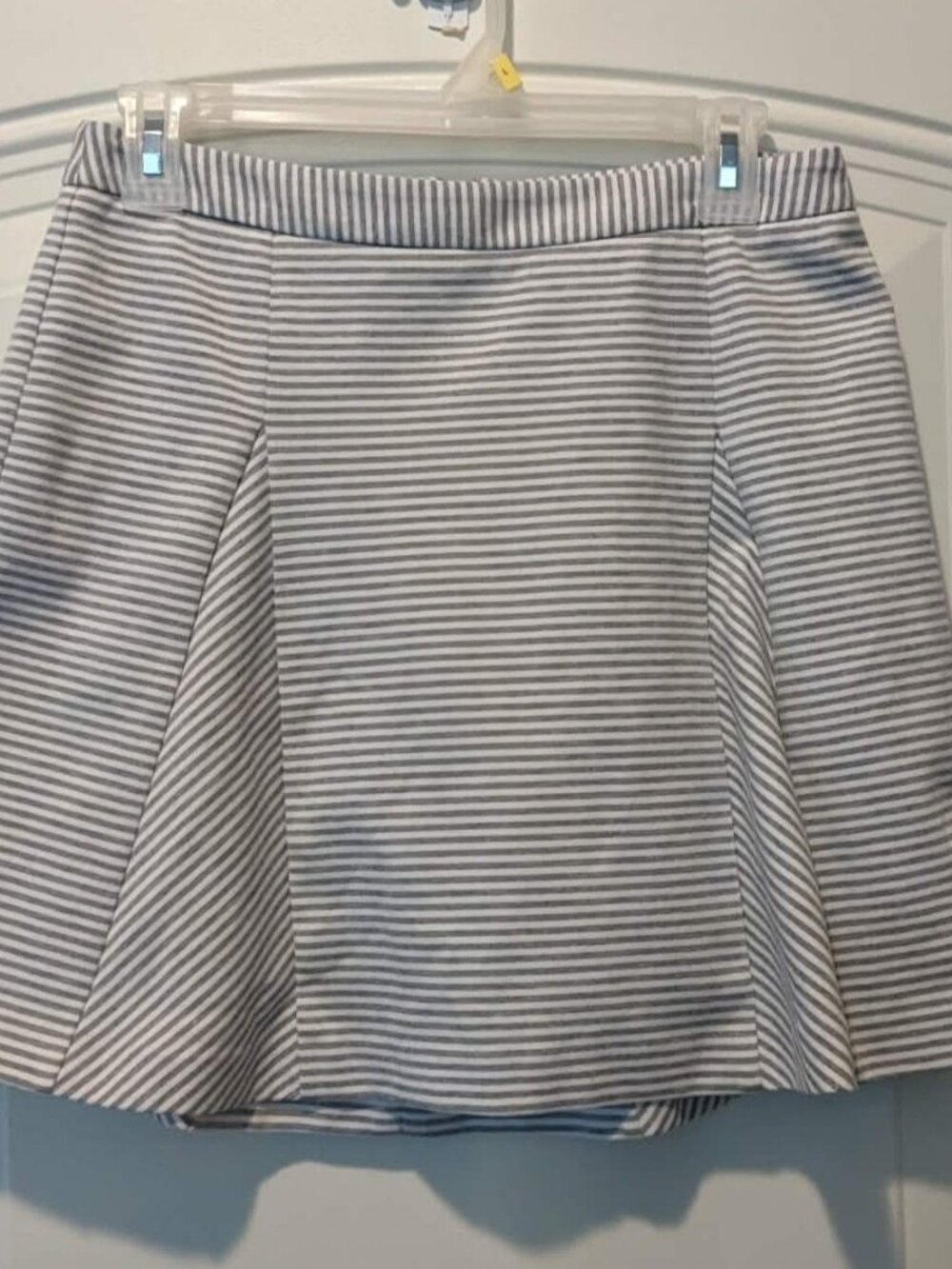 MICHAEL Michael Kors Gray White Striped A-Line Skirt Zip Pleated Size 4 EUC